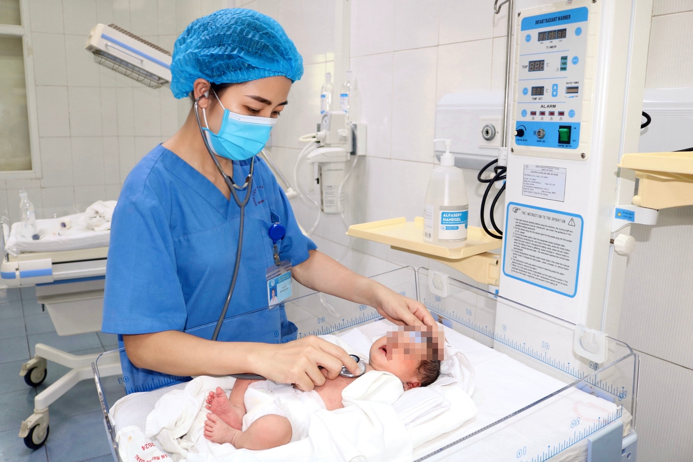 Cuu be so sinh bi bo roi, gioi bu kin co the hinh anh