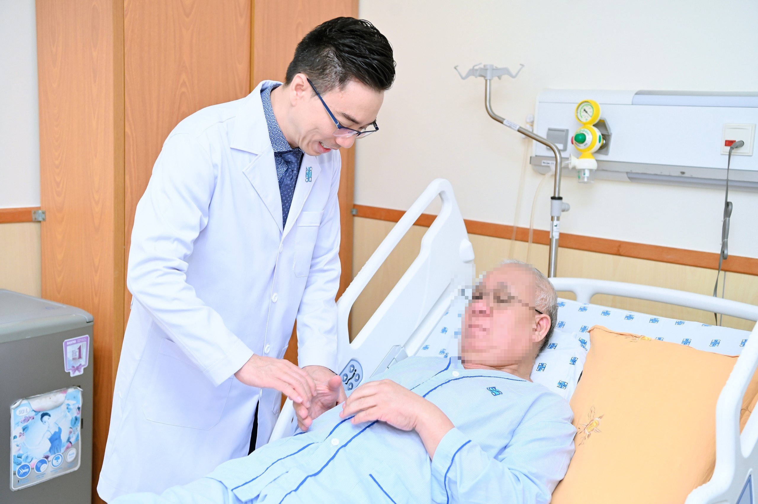 Bac si Indonesia sang Viet Nam chua ung thu hinh anh