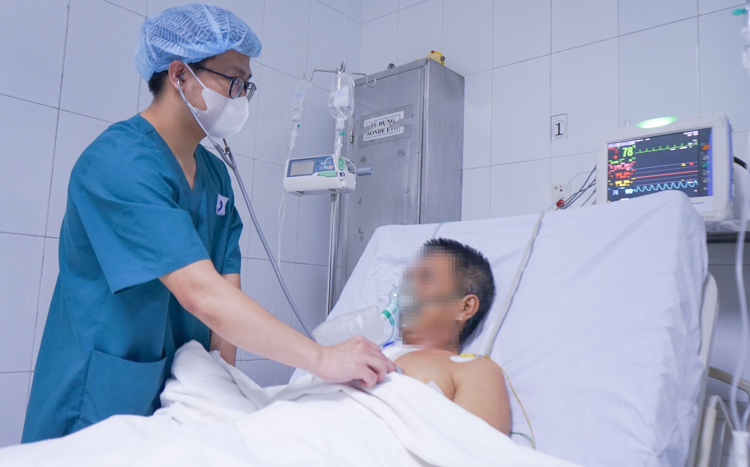 Nguoi dan ong U60 vo tim khi dang nang ta hinh anh