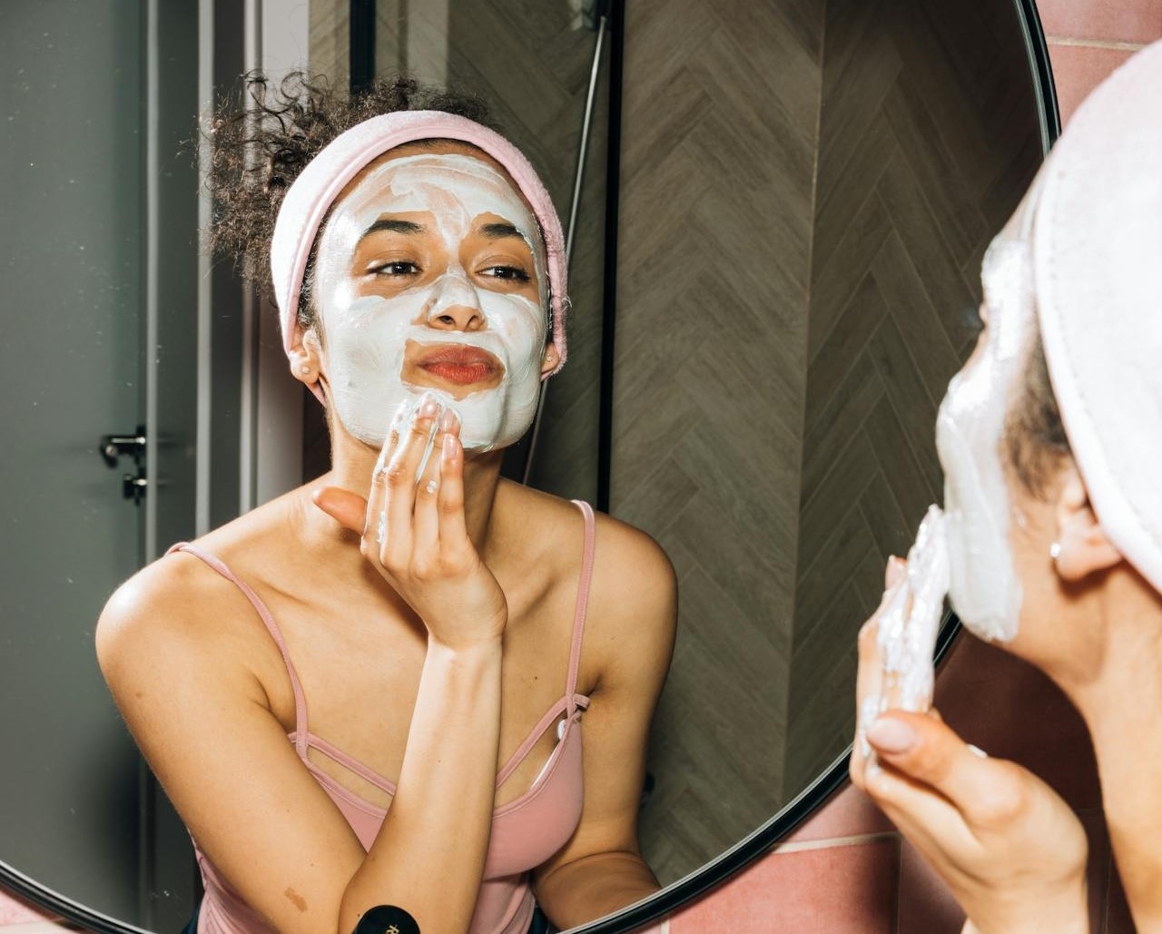 Tac dung bat ngo cua nuoc vo gao trong cham soc da hinh anh