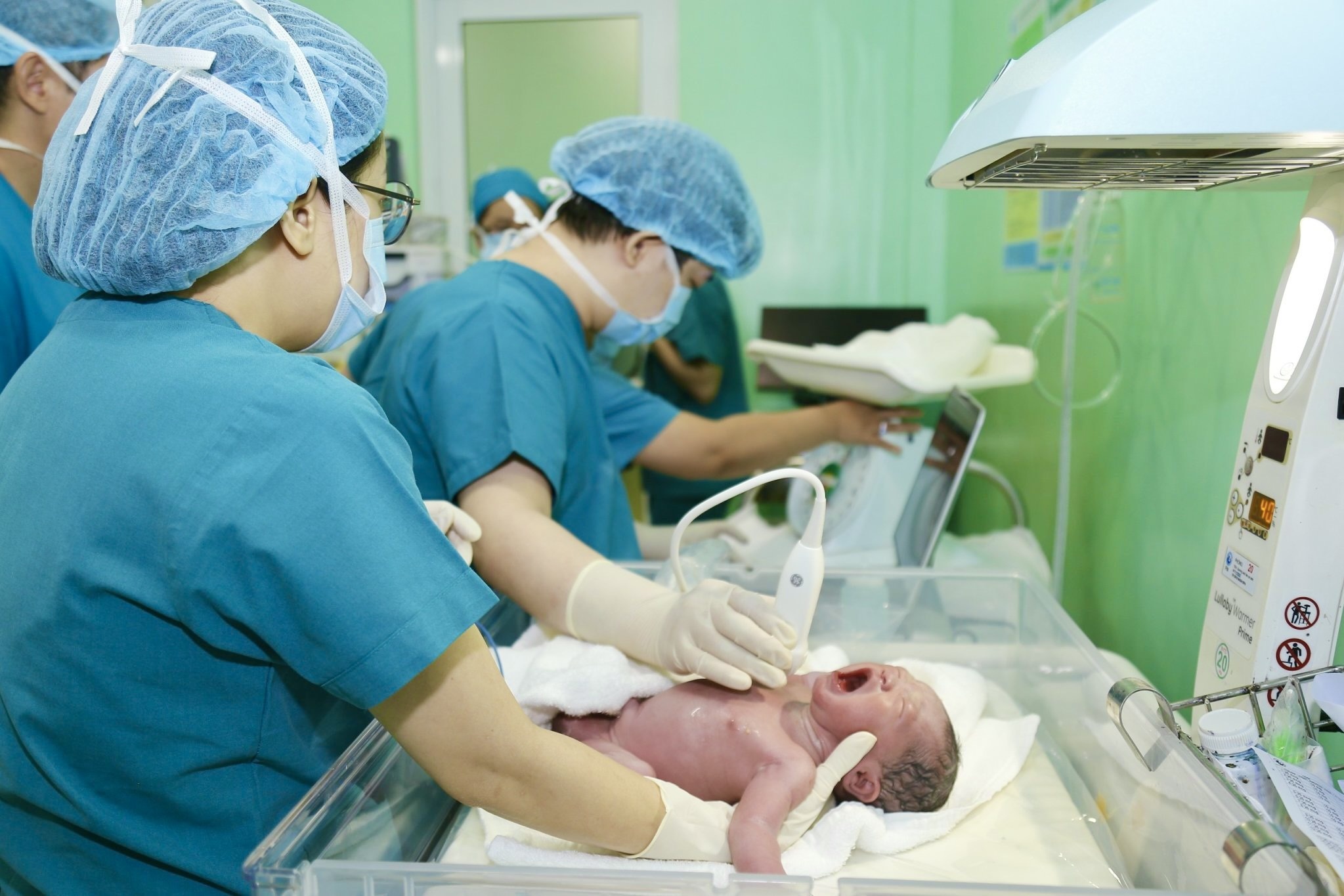 Them mot em be tung thong tim bao thai chao doi hinh anh