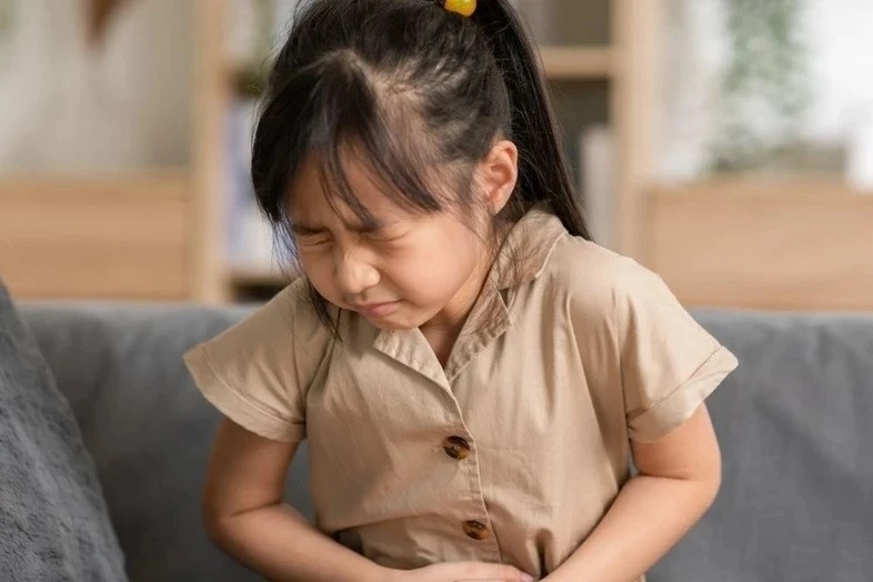 Con di ngoai mau tuoi lien tuc, bo me bat ngo khi biet ly do hinh anh
