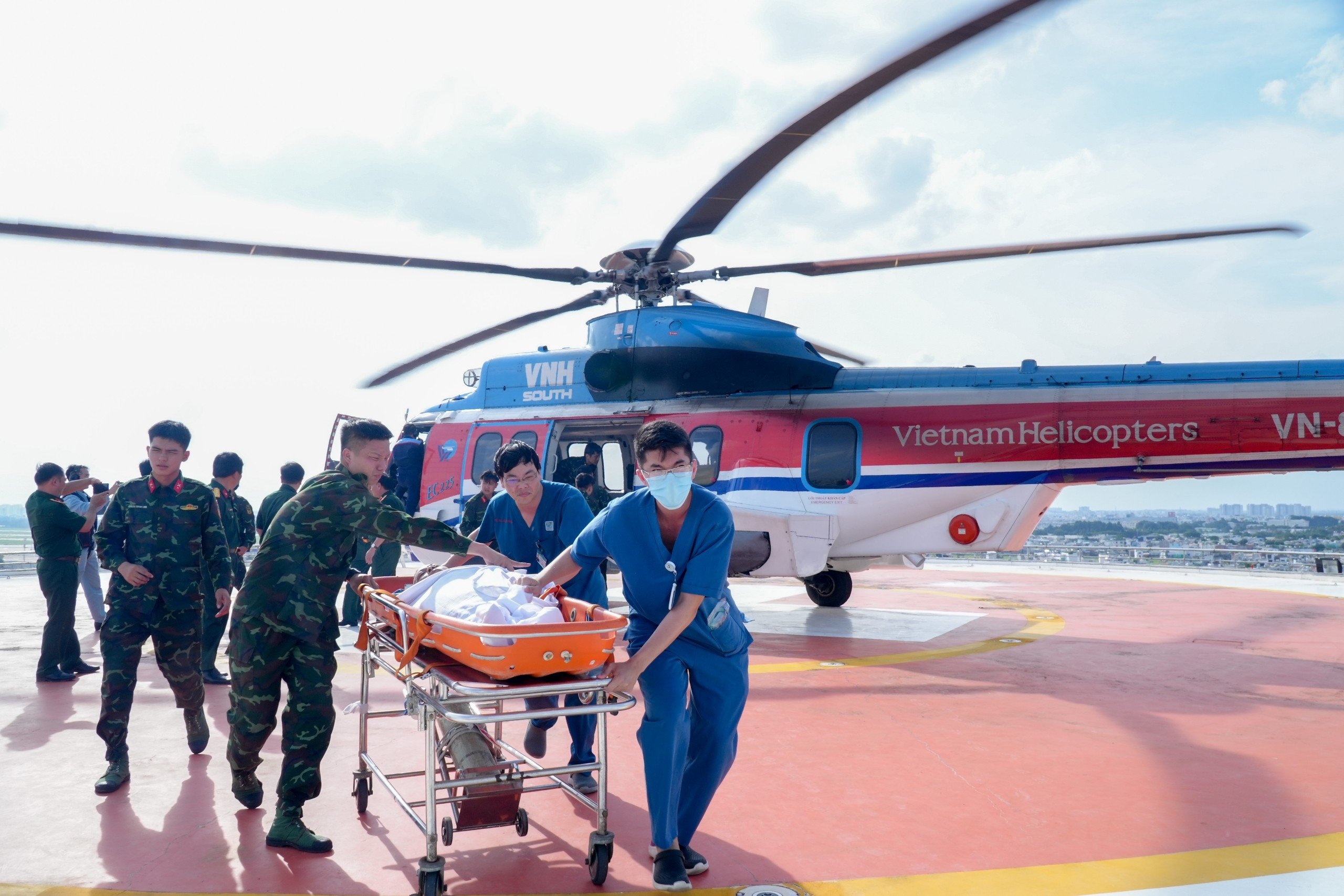 Truc thang dua 2 benh nhan o Truong Sa ve TP.HCM cap cuu hinh anh