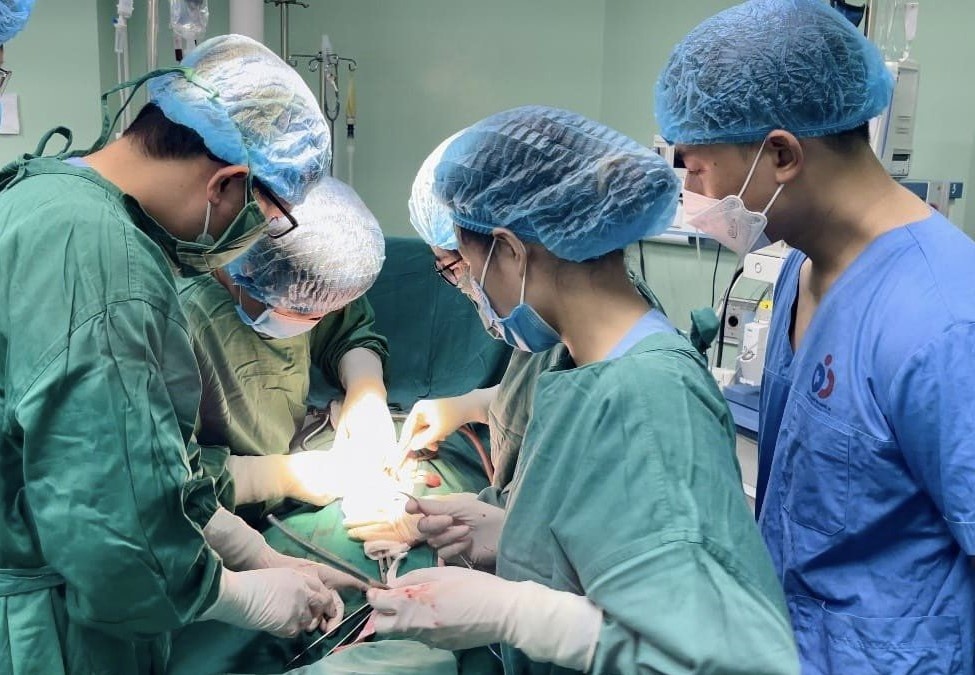 Thai phu mac cung luc hai benh ly san khoa nguy hiem hinh anh