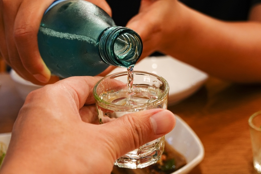 Dang uong ruou, 8 nguoi phai di cap cuu hinh anh