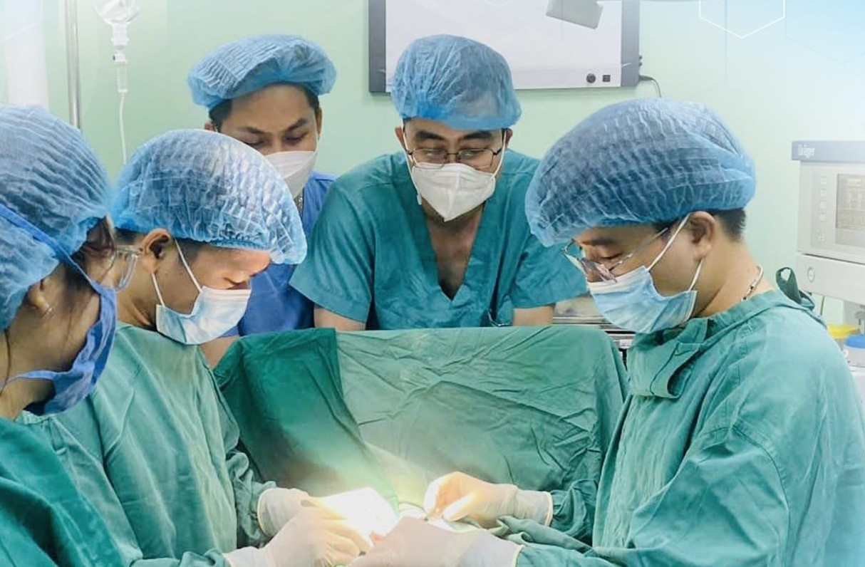 Gia dinh Lao mang con sang Viet Nam chua benh hiem hinh anh