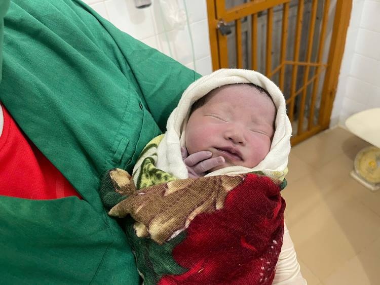 San phu Lao Cai di bo 14 gio, vuot 40 km duong rung de sinh con hinh anh