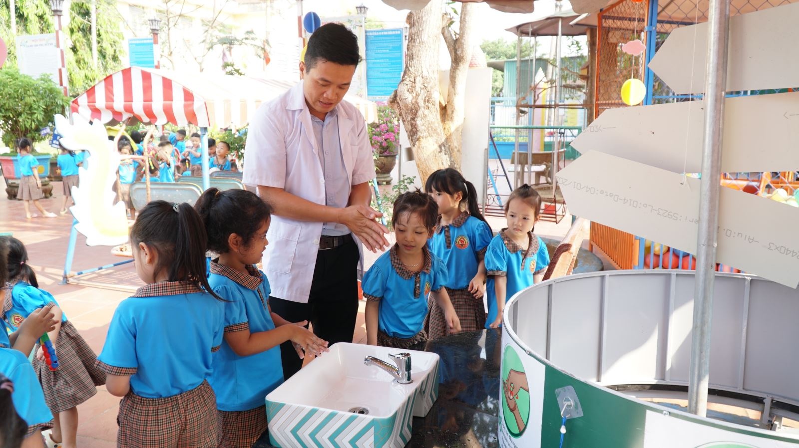 tay chan mieng truong hoc anh 1