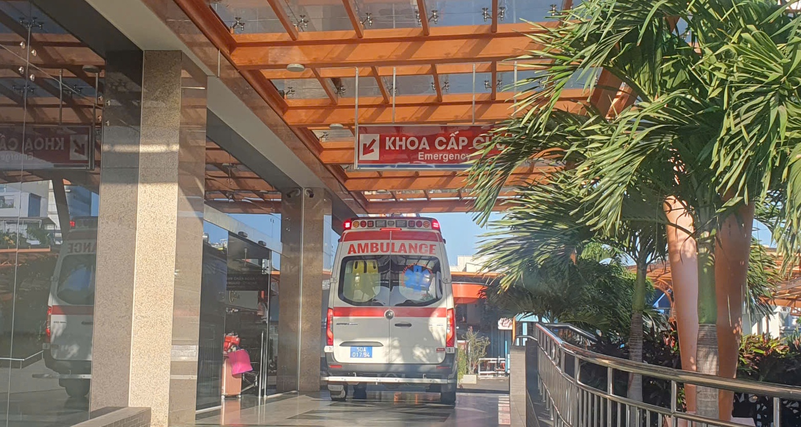 Be trai o TP.HCM bong nang nghi bi bo tat nuoc soi hinh anh