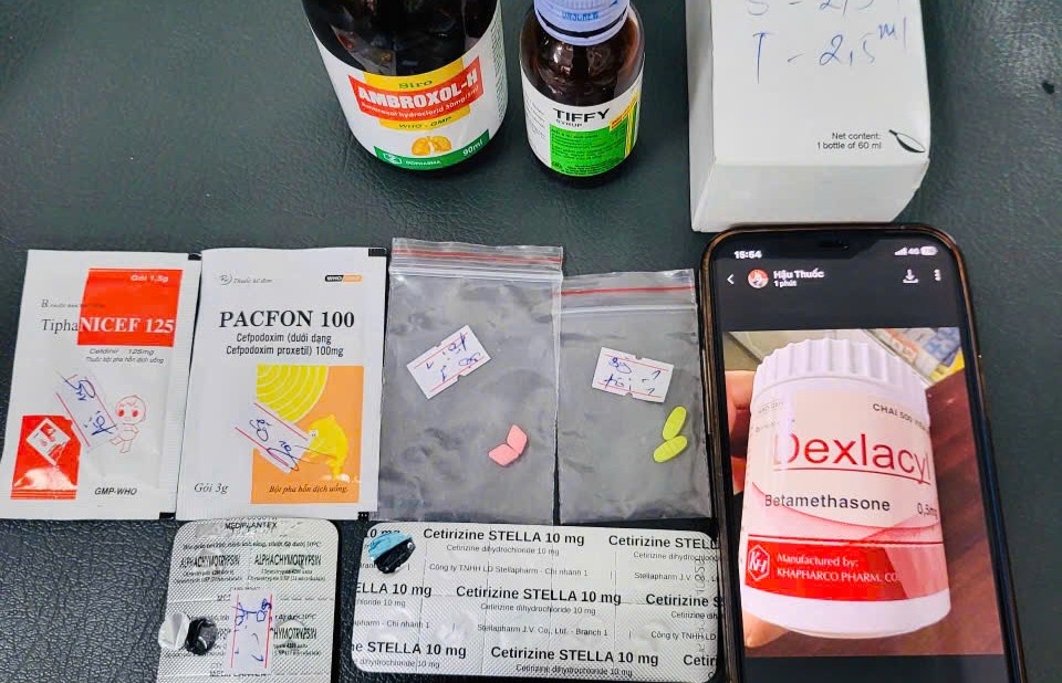 Be trai di cap cuu sau khi me cho uong hon chuc loai thuoc hinh anh