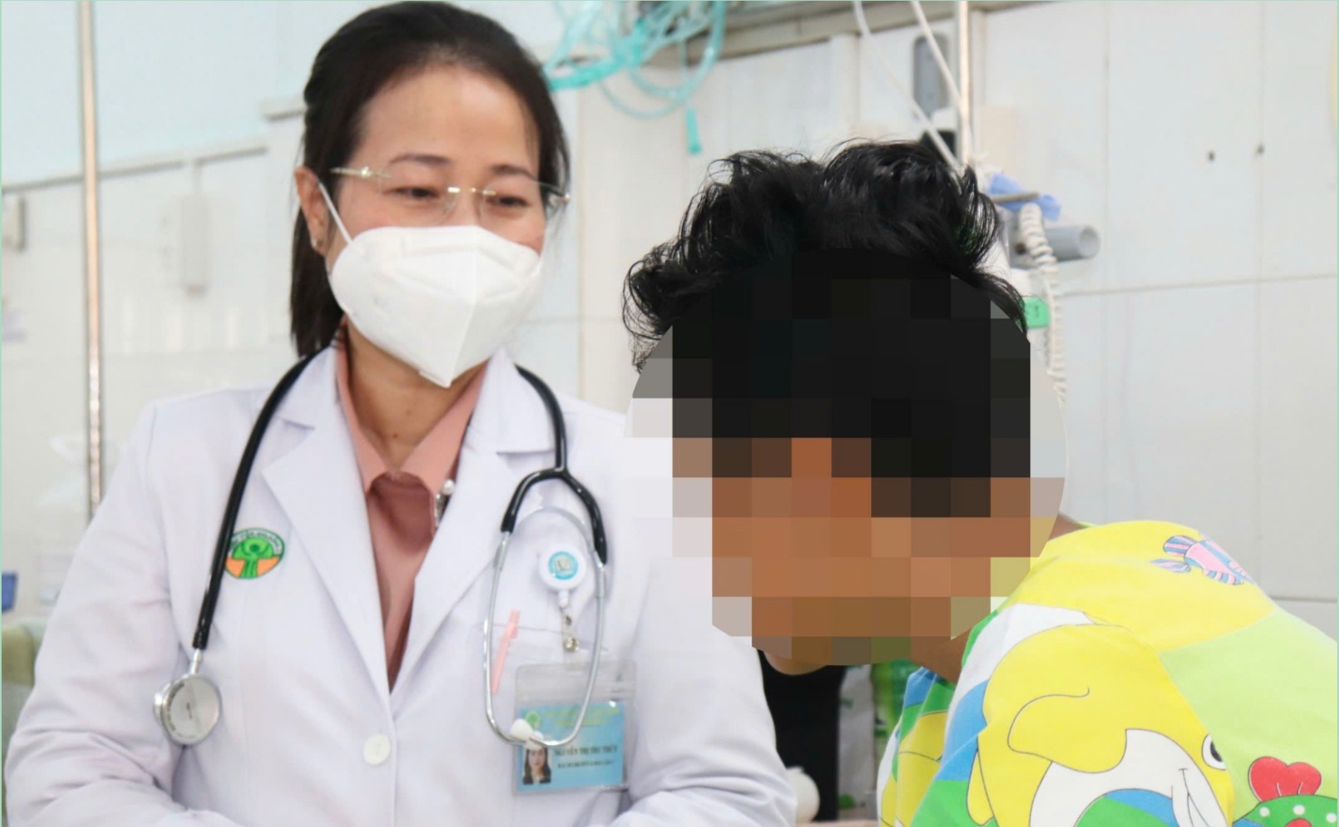 Loai vi khuan pho bien trong da day khien be trai oi ra mau hinh anh