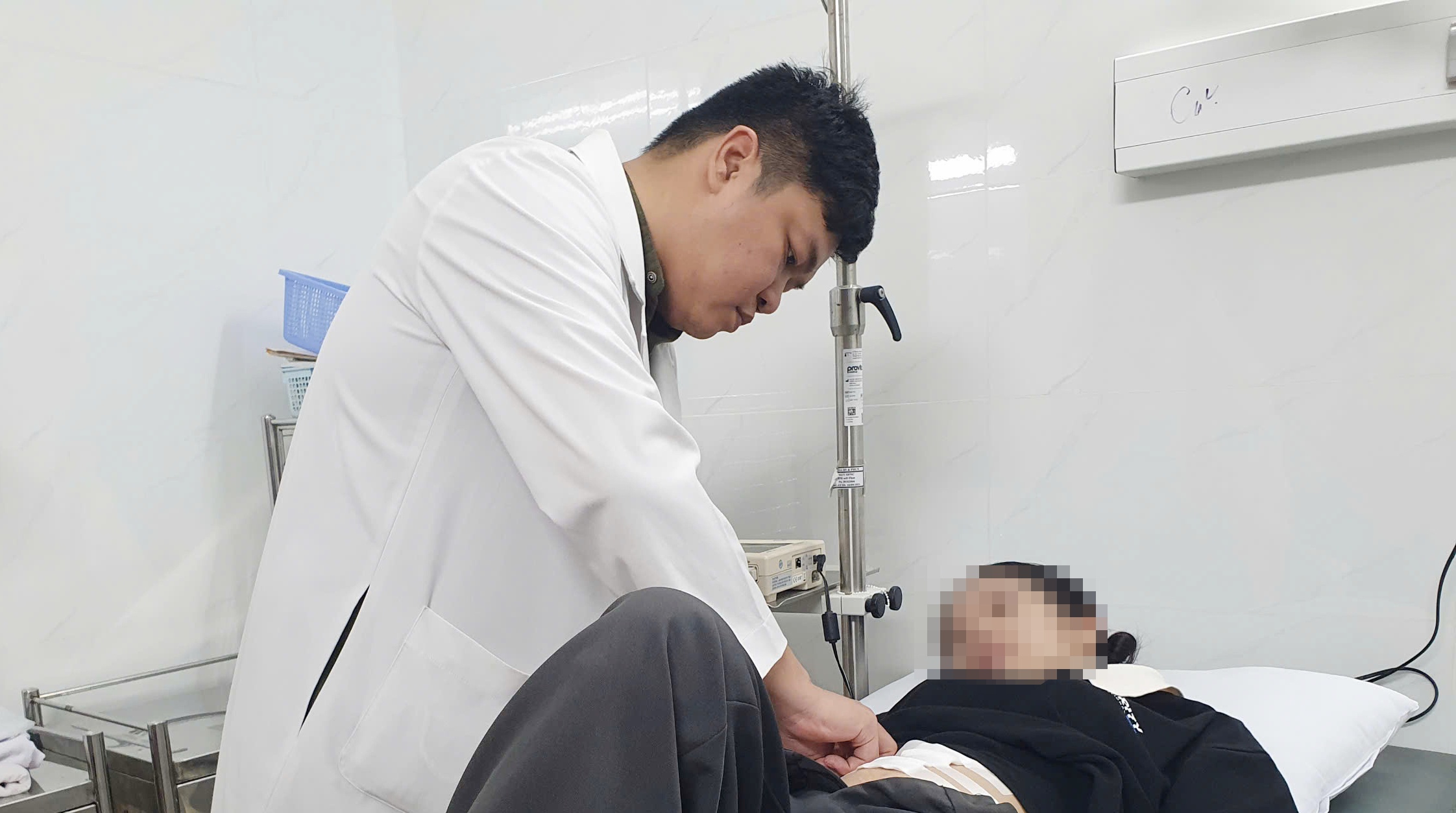 Co gai o TP.HCM di cap cuu sau con dau bung la vao buoi sang hinh anh