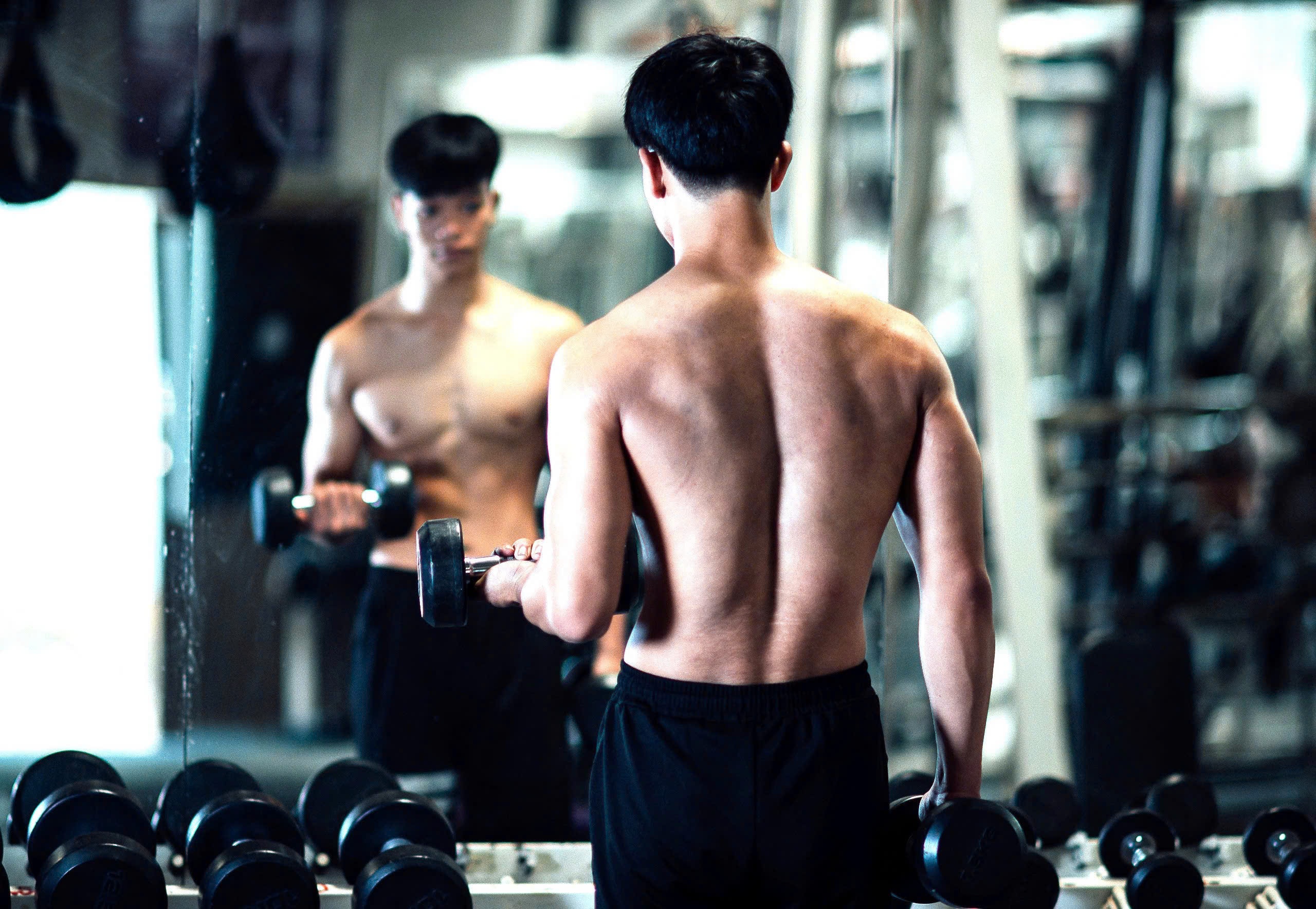 Thay gi tu xu huong nang nguc, cham soc da cua nam gioi TP.HCM? hinh anh