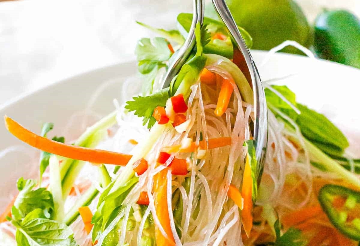 Nhung hoc sinh o TP.HCM nghi bi ngo doc an gi trong bua trua? hinh anh