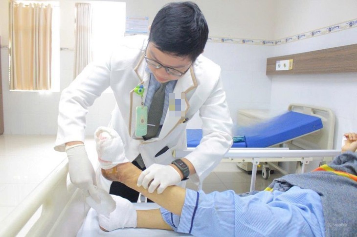 Nguoi phu nu phai cat ngon chan vi ngam nuoc nong hinh anh