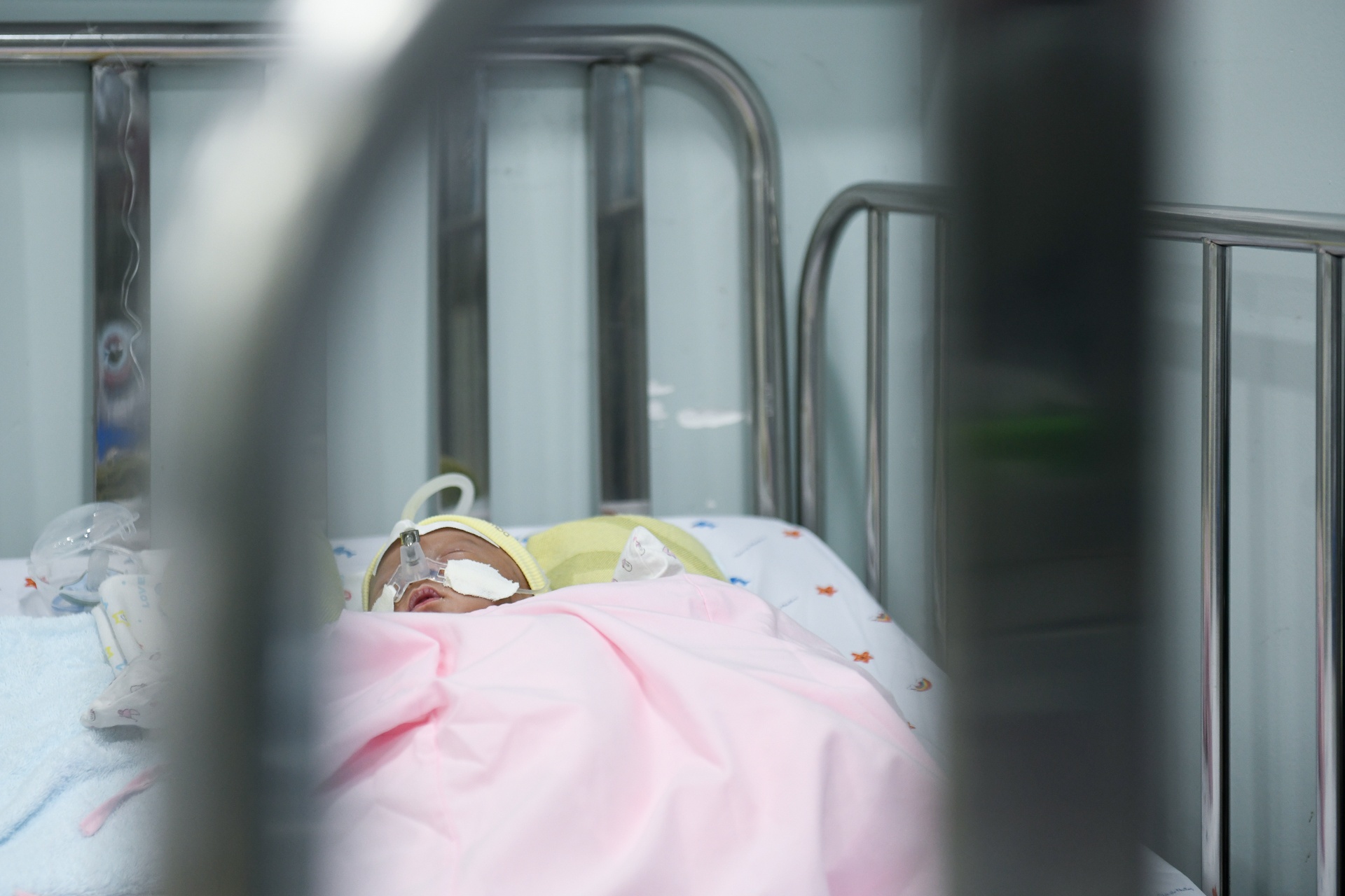 Me bat khoc nhin con qua cua kinh phong hoi suc ho hap hinh anh