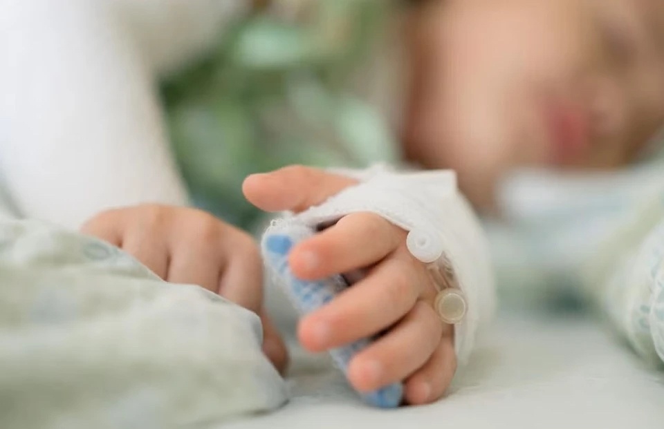 Be trai 10 tuoi mac khoi u ac tinh o phoi hinh anh