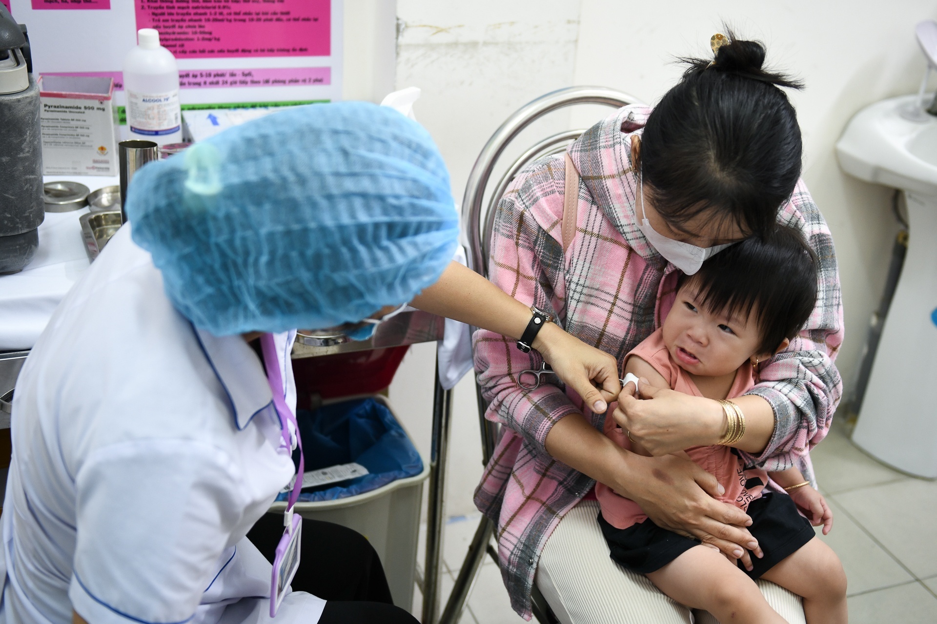 Vi sao phai tiem vaccine soi cho tre duoi 9 thang tuoi hinh anh
