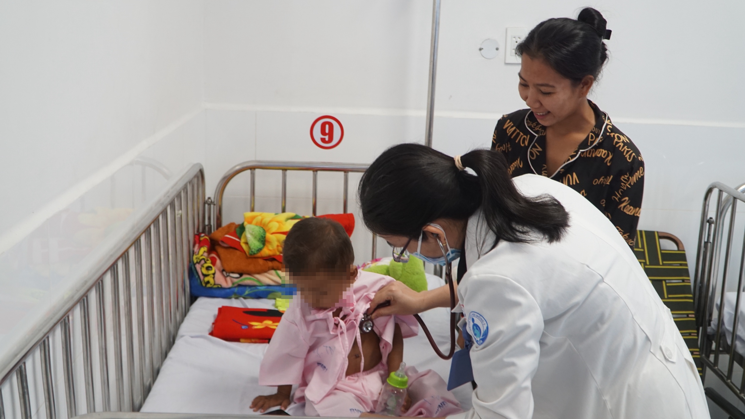 Bac si Viet cuu song benh nhi bi chan doan, dieu tri nham o Campuchia hinh anh