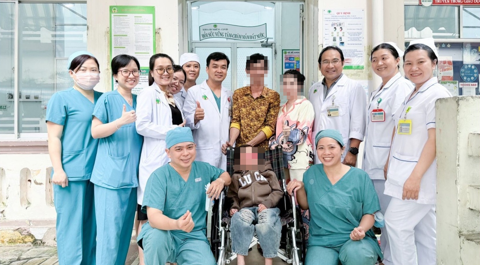 Be trai phai tho may, loc mau vi sot xuat huyet nang hinh anh