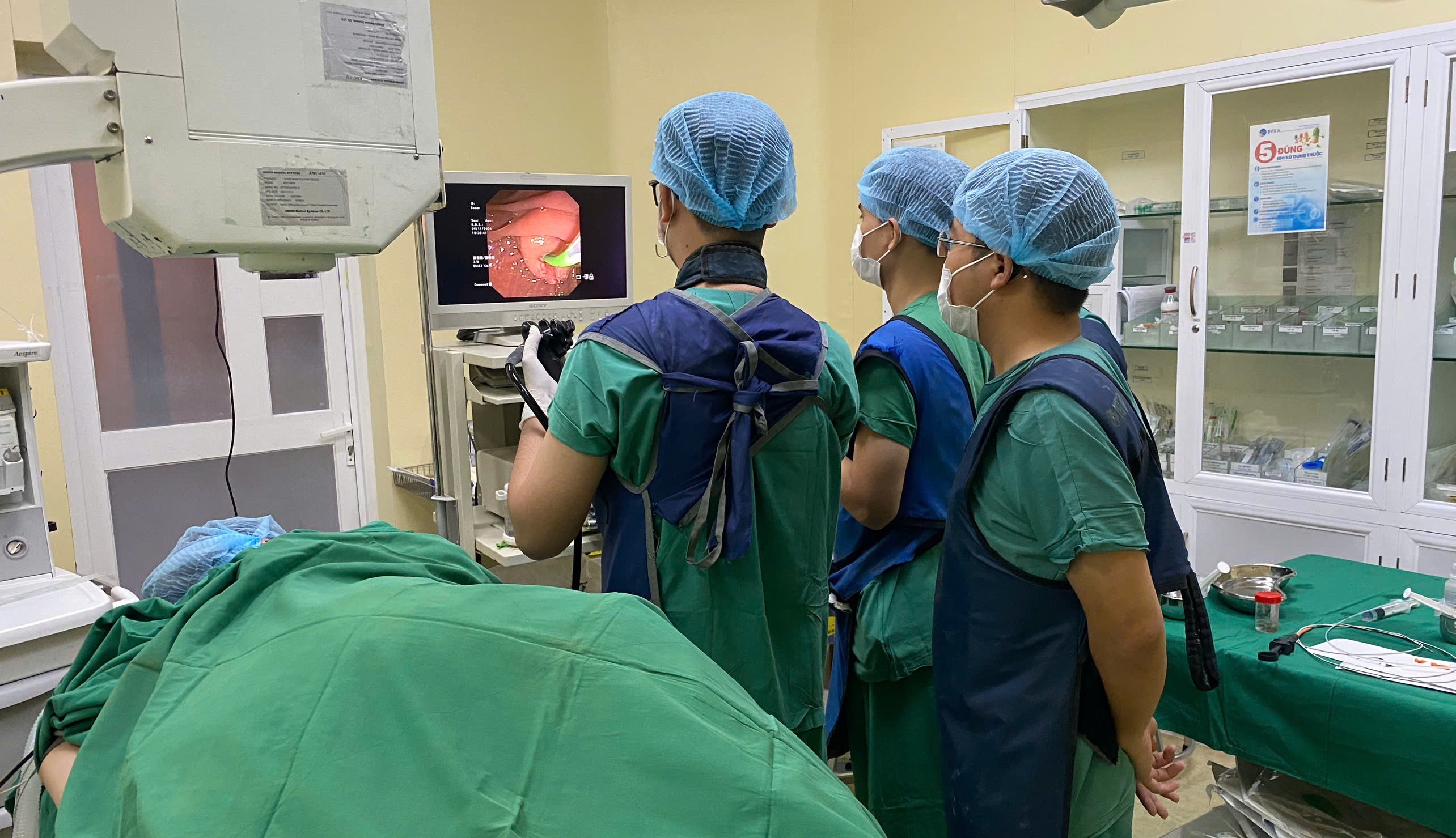 Dau bung nhieu ngay, di vien moi biet 'thu pham' trong ong mat hinh anh