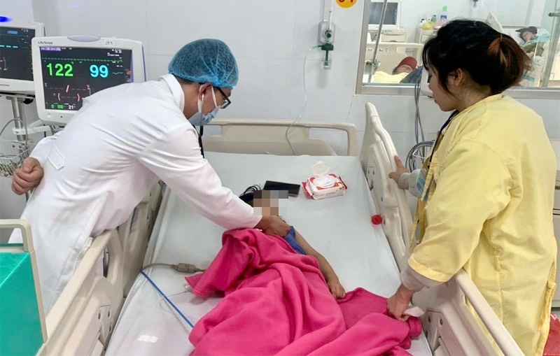 Tai nan bat ngo khien be gai phai cap cuu sau khi nho rang hinh anh