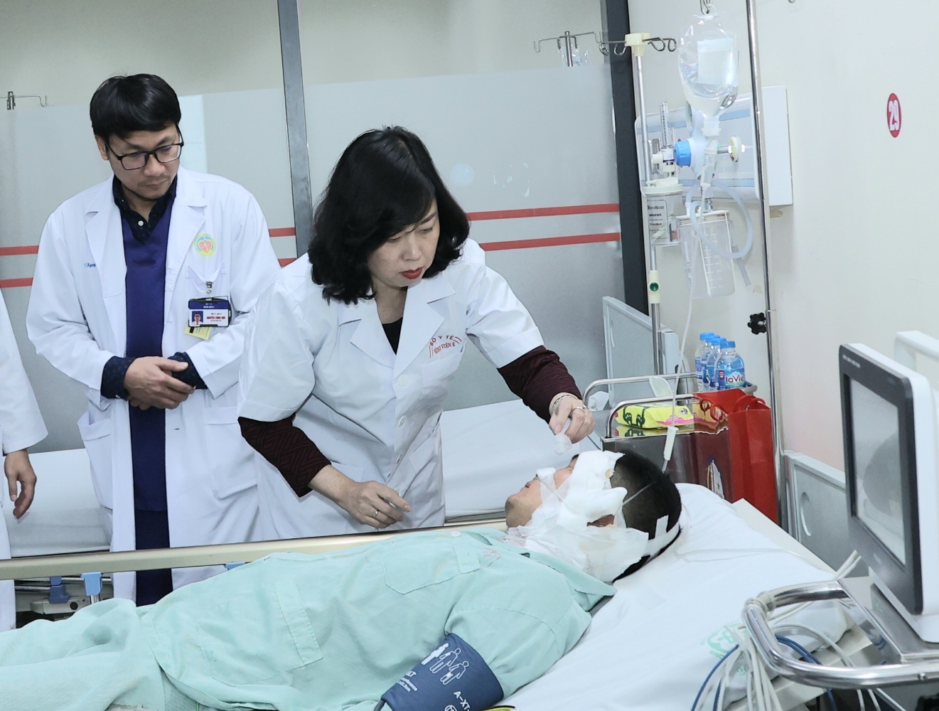 4 nan nhan vu chay quan ca phe o Ha Noi chuyen den Benh vien Bach Mai hinh anh