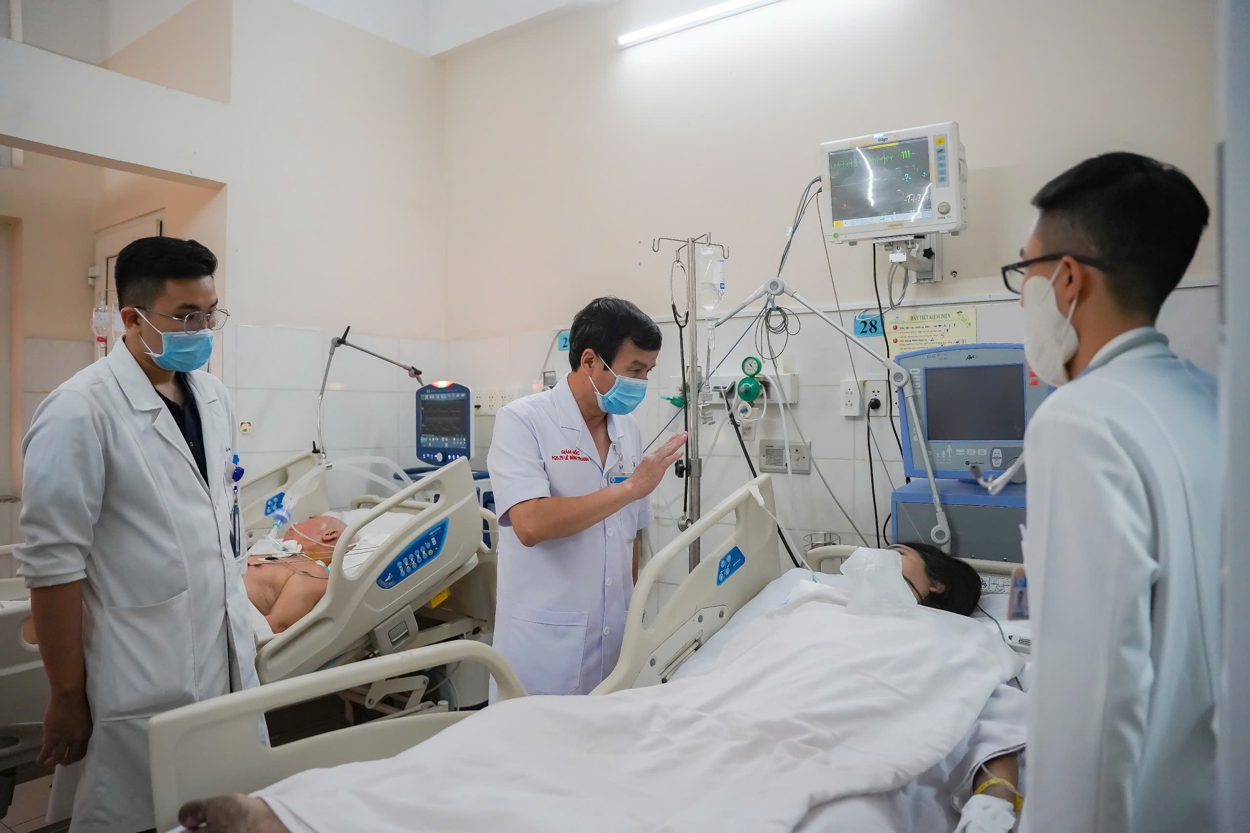 2 nguoi chet, 14 nguoi nhap vien trong vu chay nha o TP.HCM hinh anh