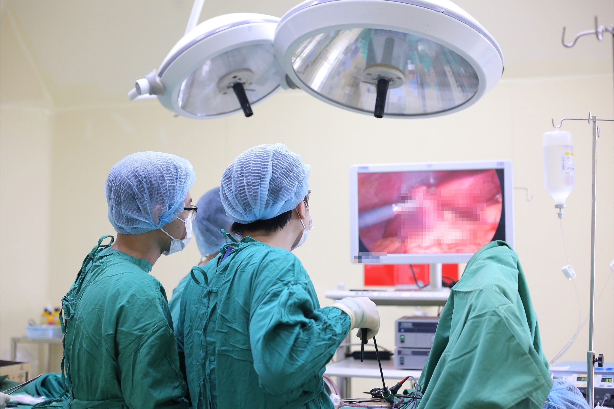 Nam thanh nien o TP.HCM nguy kich sau phut mat kiem soat hinh anh