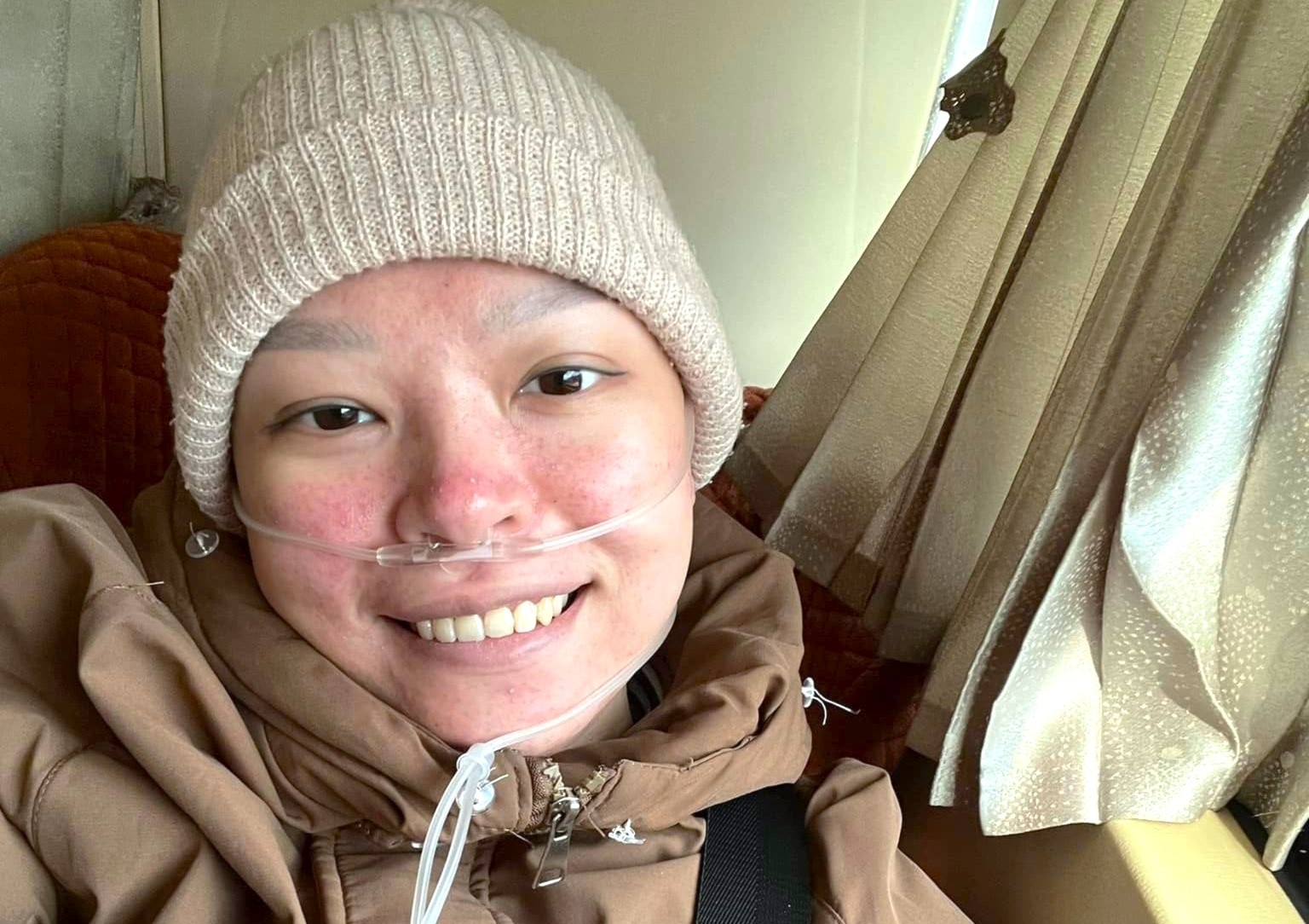 Co gai mot minh di chua ung thu va hanh dong am long cua nam phu xe hinh anh