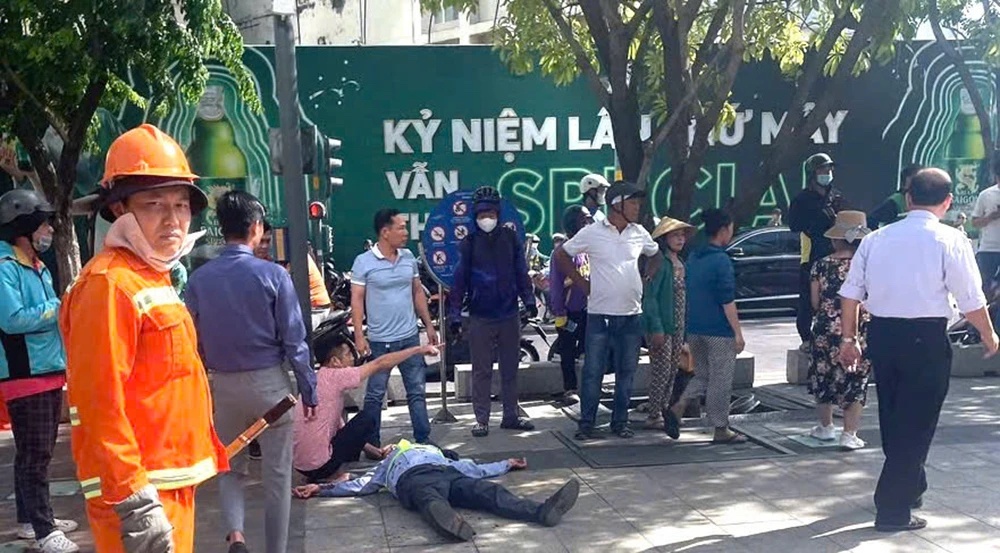 Tinh hinh cua nam bao ve bi danh o pho di bo Nguyen Hue hinh anh