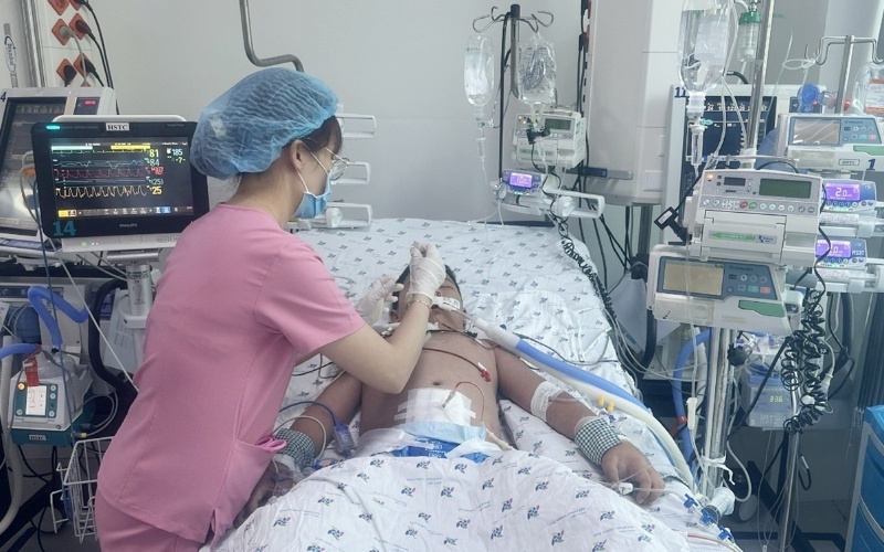 Be trai o TP.HCM suy ho hap sau 3 ngay sot lien tuc hinh anh