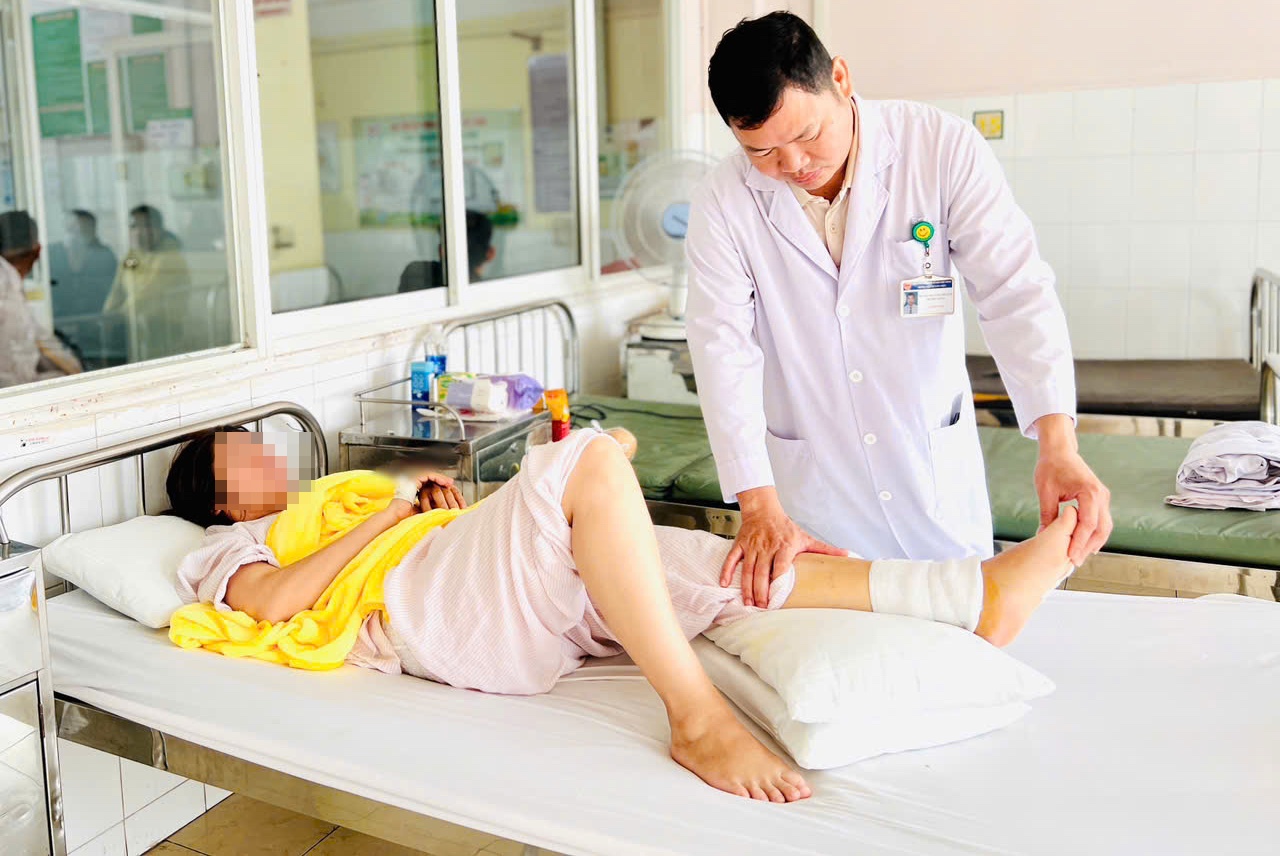 Nguoi phu nu bi gay lun xuong khi choi mon the thao quen thuoc hinh anh