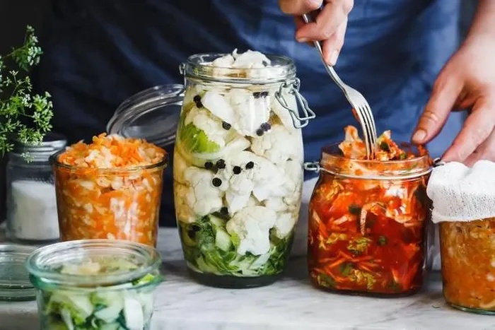 Thuc pham de hong khi troi nom am, cach nao bao quan an toan? hinh anh