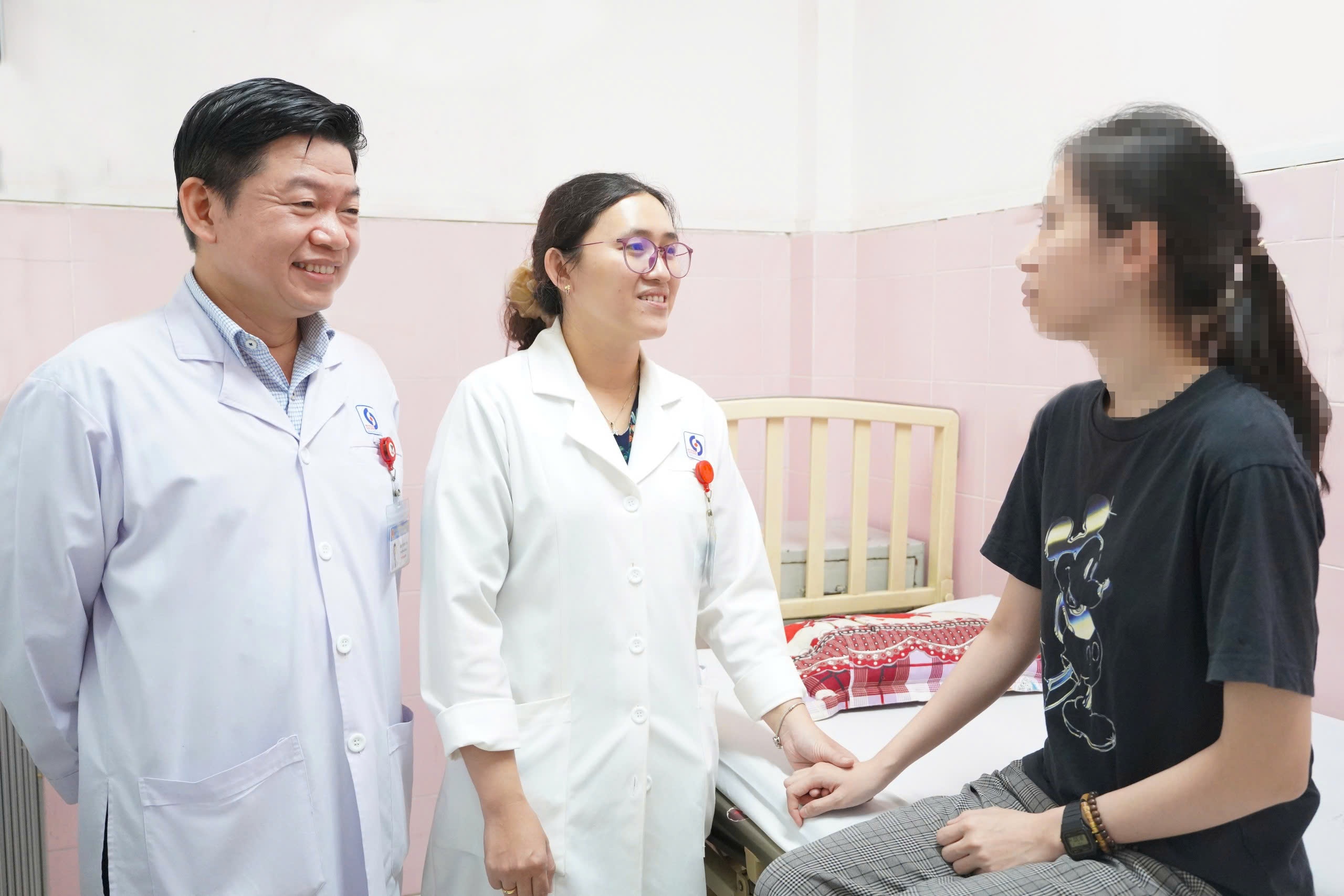 Nu sinh khoc cuoi mot minh, gia dinh bat ngo khi biet ly do hinh anh