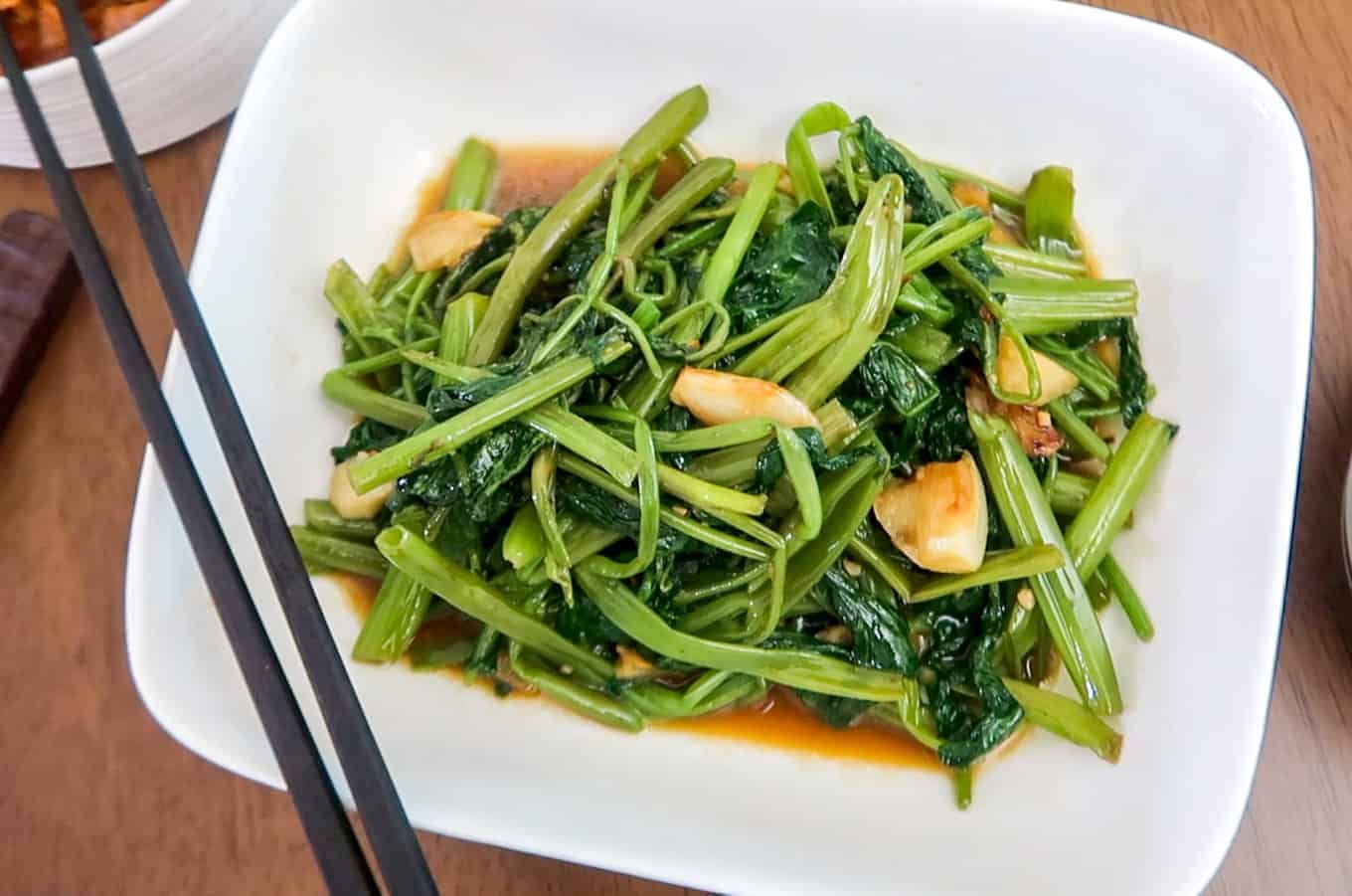 Loi ich suc khoe cua rau muong xao toi hinh anh