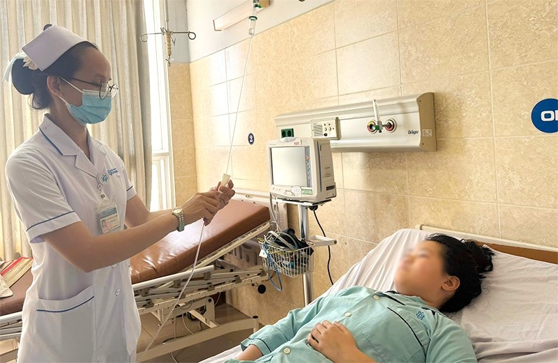 Sau 2 thang nga dap nguc, be trai 12 tuoi phai di cap cuu hinh anh