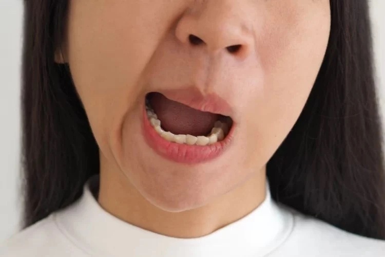 Sau con dau nhuc trong tai, mat nguoi phu nu bien dang hinh anh