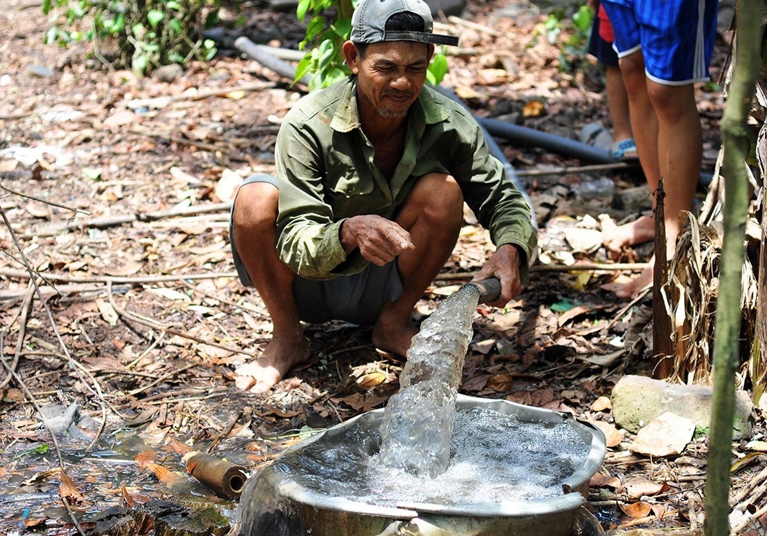 Dieu gi xay ra khi uong nuoc nhiem ban hinh anh