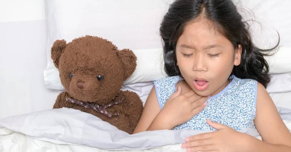 Tre mac virus RSV, khi nao can dua di benh vien? hinh anh