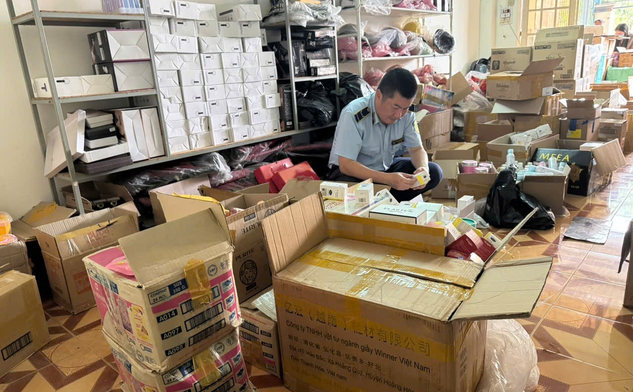 Tam giu hon 2.000 san pham my pham khong ro nguon goc xuat xu hinh anh