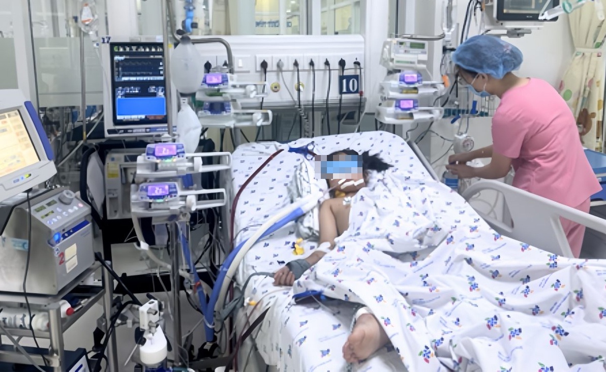 Be gai 8 tuoi suy da co quan vi viem phoi nang hinh anh