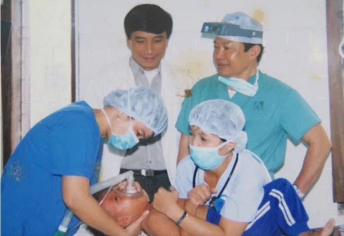 Bac si mo tach cap song sinh Viet - Duc qua doi hinh anh