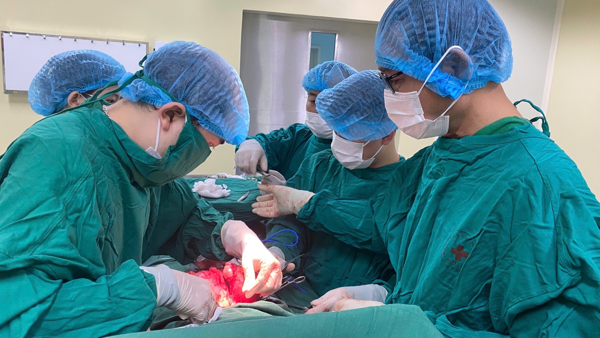 Gap thanh cong hai khoi u buong trung khong lo tren cung mot benh nhan hinh anh