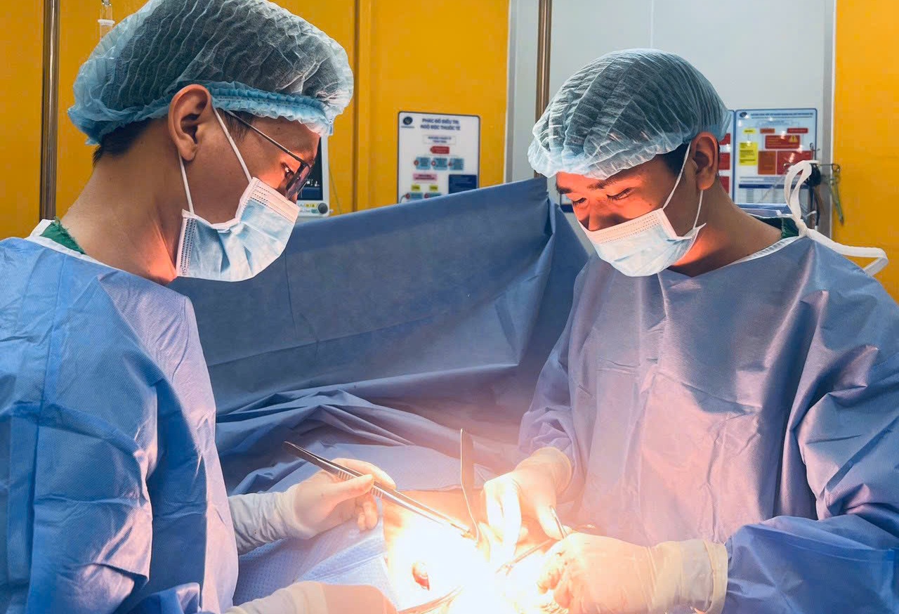 Nam thanh nien o TP.HCM rach bung, lo dai trang sau va cham xe ba gac hinh anh