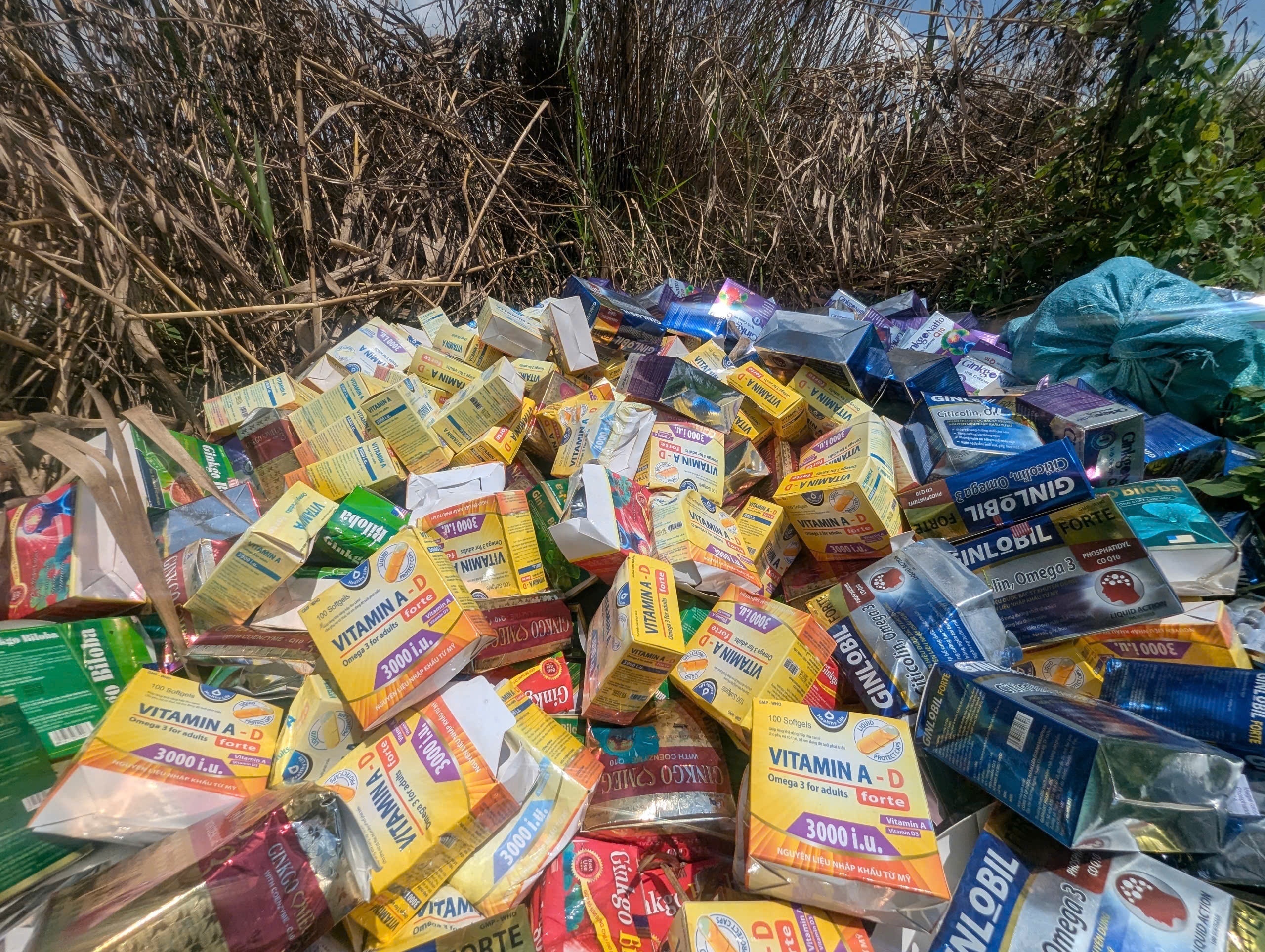 Xac minh ban dau phat hien 5 bai do thuoc, TPCN chui o TP.HCM hinh anh