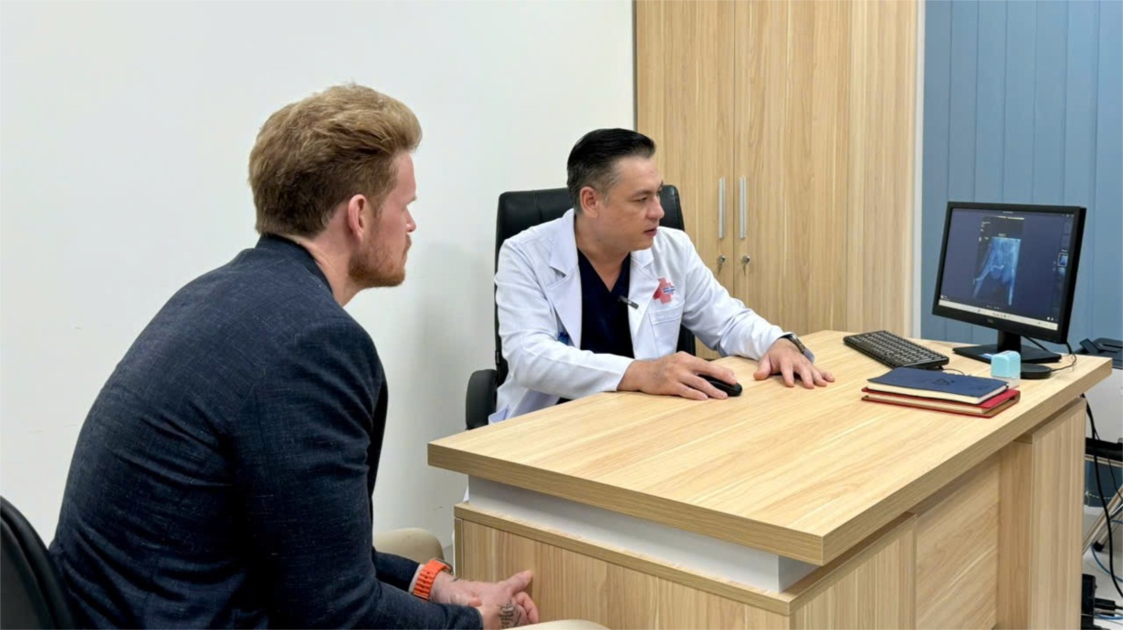 Doanh nhan My 'tai sinh' sau ca phau thuat hiem tai Benh vien Binh Dan hinh anh