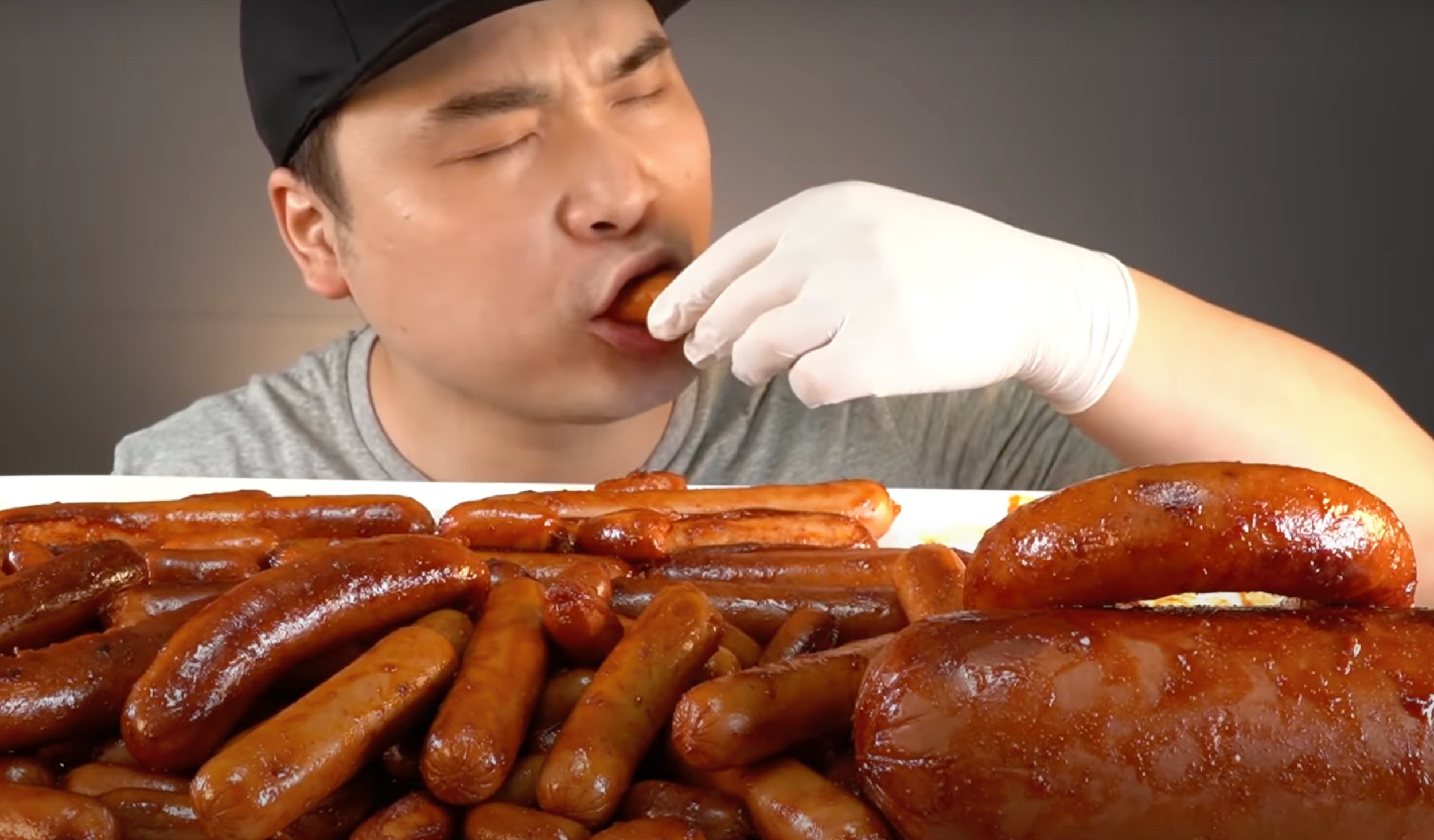 Mukbang: Trao luu cuop di mang song nguoi tre hinh anh