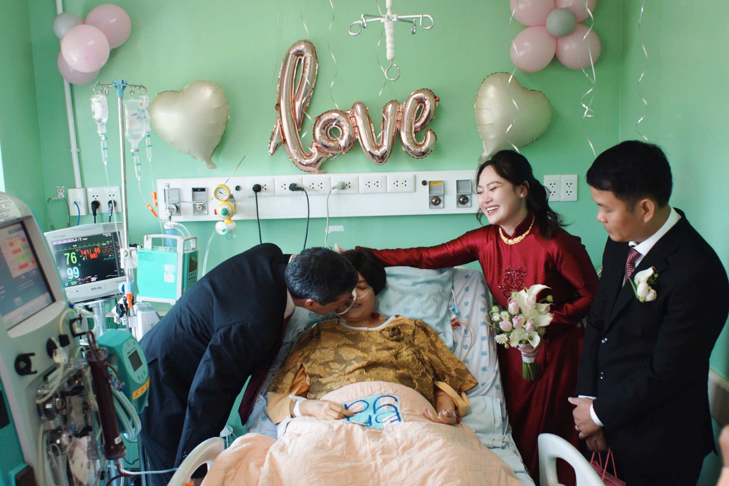 Dam cuoi dac biet ben giuong benh hinh anh