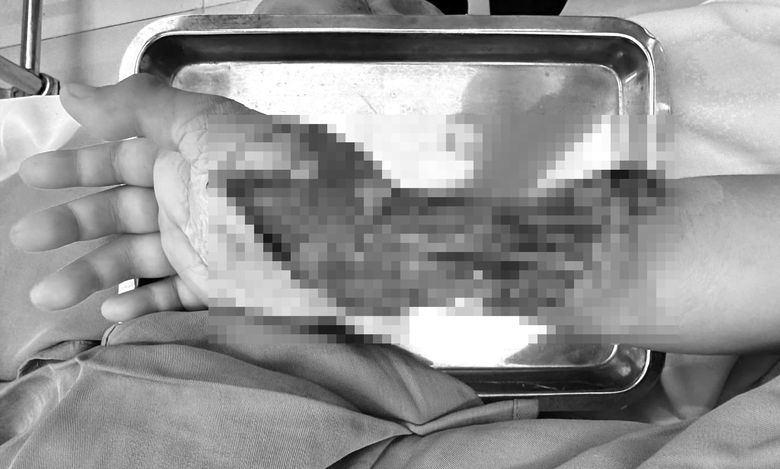 Tre 10 tuoi dap nat tay phai vi tuong do sap hinh anh